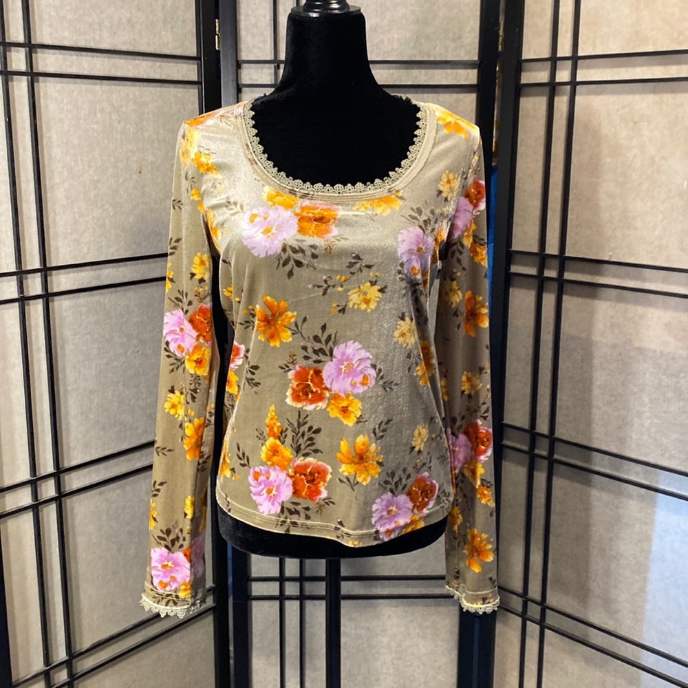 White Burch size M - beautiful fall colors! Detailed neckline and sleeves🥰